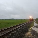 Jalur KA Tegowanu – Brumbung Aman Dilalui Usai Genangan Surut dan Dilakukan Penanganan Tim Daop 4, Perjalanan KA Normal Kembali