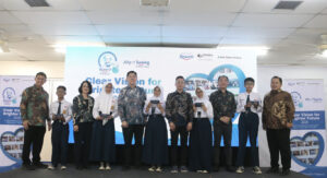 Rohto Indonesia Bagikan 2.000 Kacamata Gratis untuk Pelajar, Lansia, dan Operator Pabrik